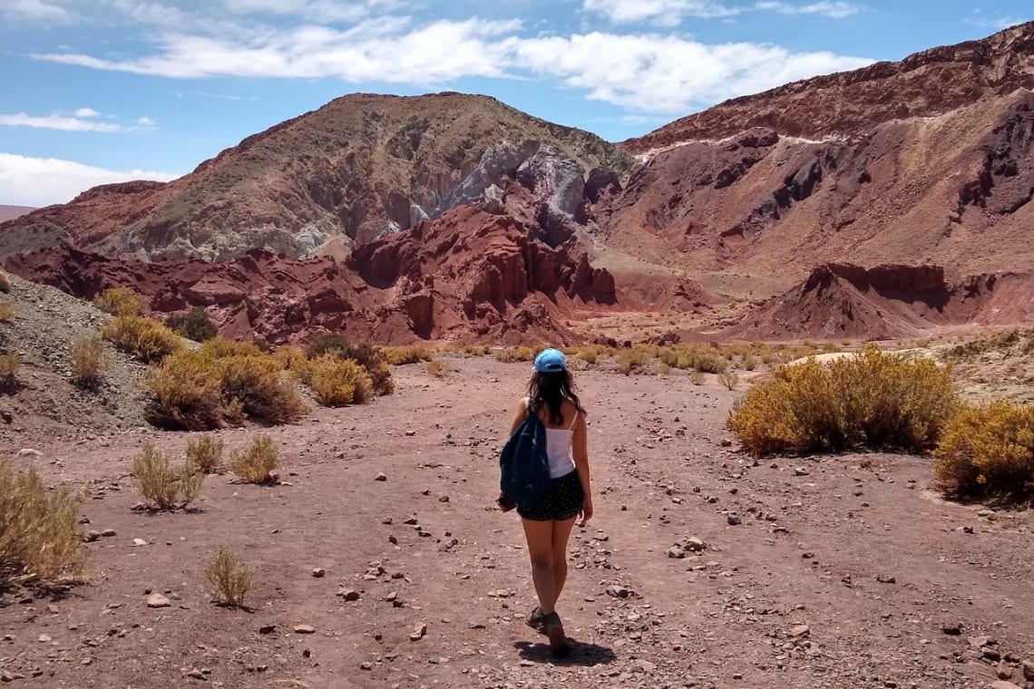 Chica caminando por el Valle del Arcoíris en el Desierto de Atacama