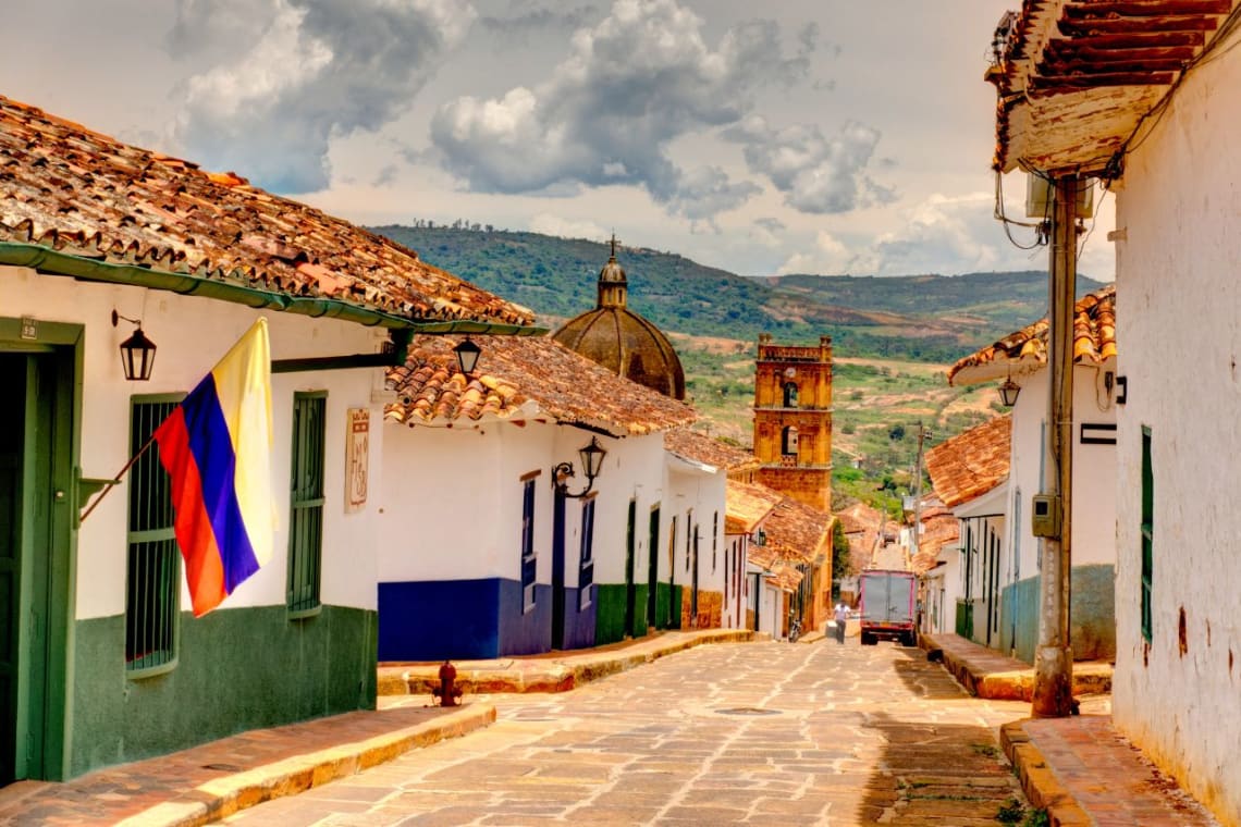 Calle empedrada con construcciones coloniales en Barichara, Colombia