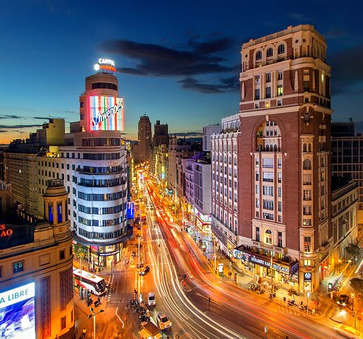 10 Consejos para viajar barato por España - Worldpackers - vista de la gran Via en Madrid desde lo alto 