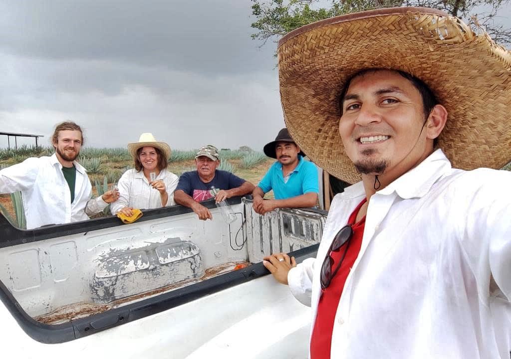 Trabajadores de plantación de agave y voluntarios en México