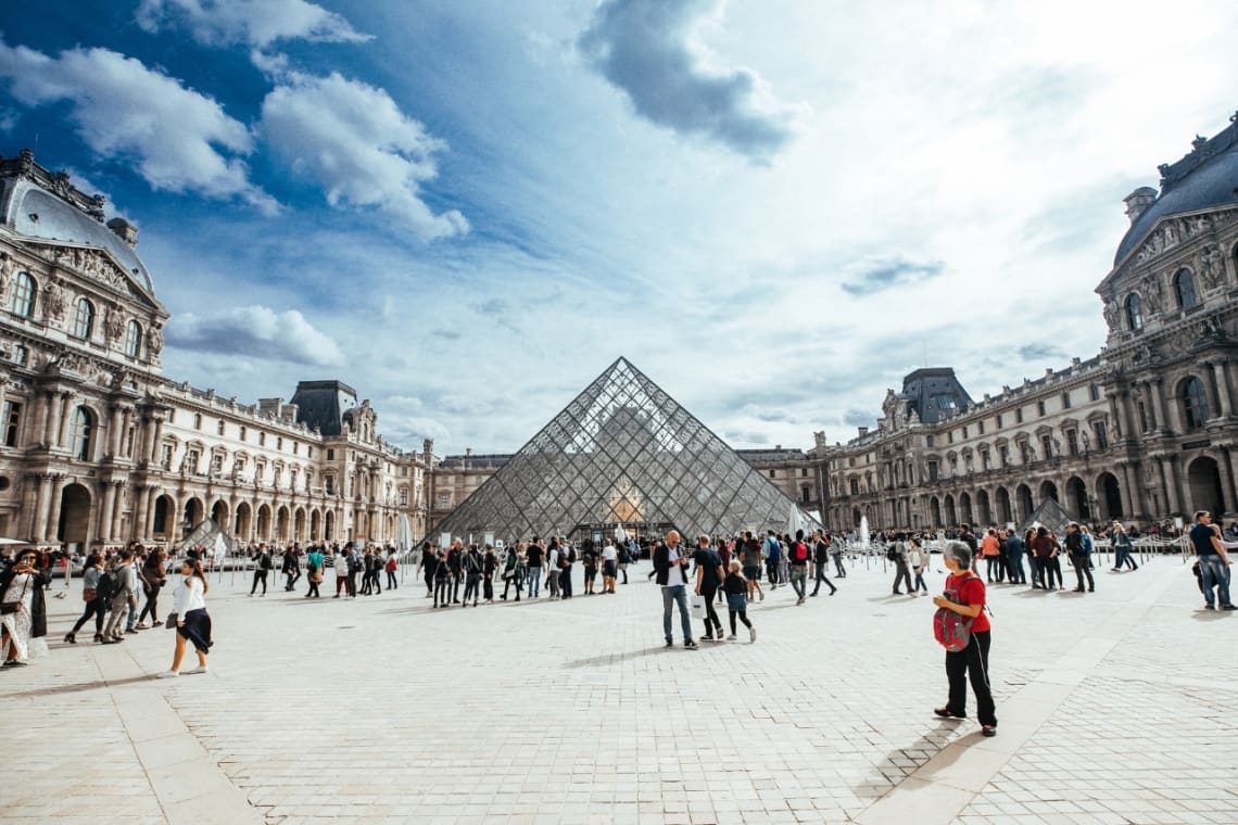 Turistas alrededor del Museo del Louvre en París, Francia