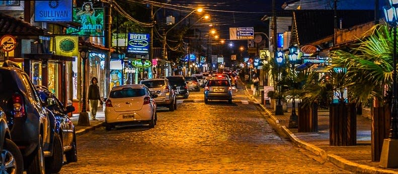Centro de Ubatuba por la noche