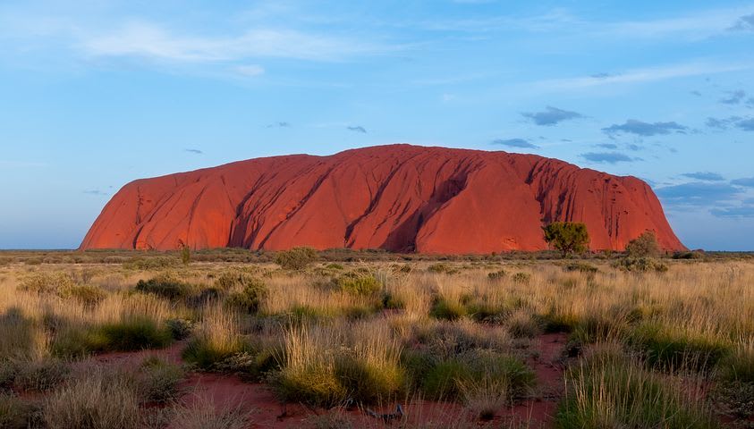 Todo lo que debes saber antes de viajar a Australia - Worldpackers - australia montaña Uluru  