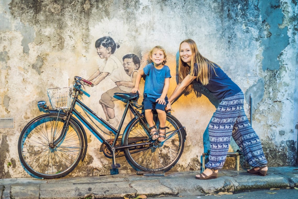 Madre e hijo disfrutando del arte callejero en Penang, Malasia