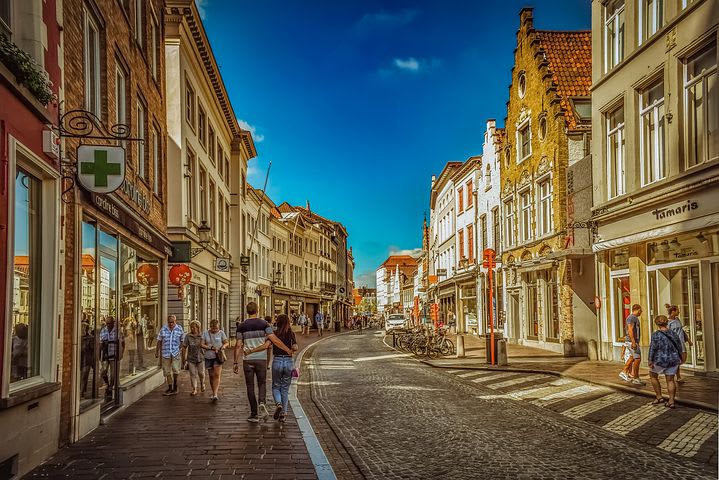 Mi primera experiencia haciendo un voluntariado en Bélgica - Worldpackers - calle en Bélgica durante el verano&nbsp;