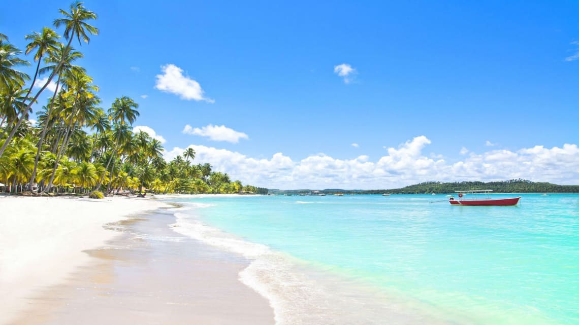 Playa paradisíaca con arena blanca y aguas turquesas. sin embargo