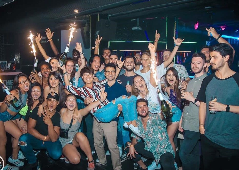 Grupo de voluntarios y huéspedes del Hostel Sungate One de Madrid disfrutando de una fiesta