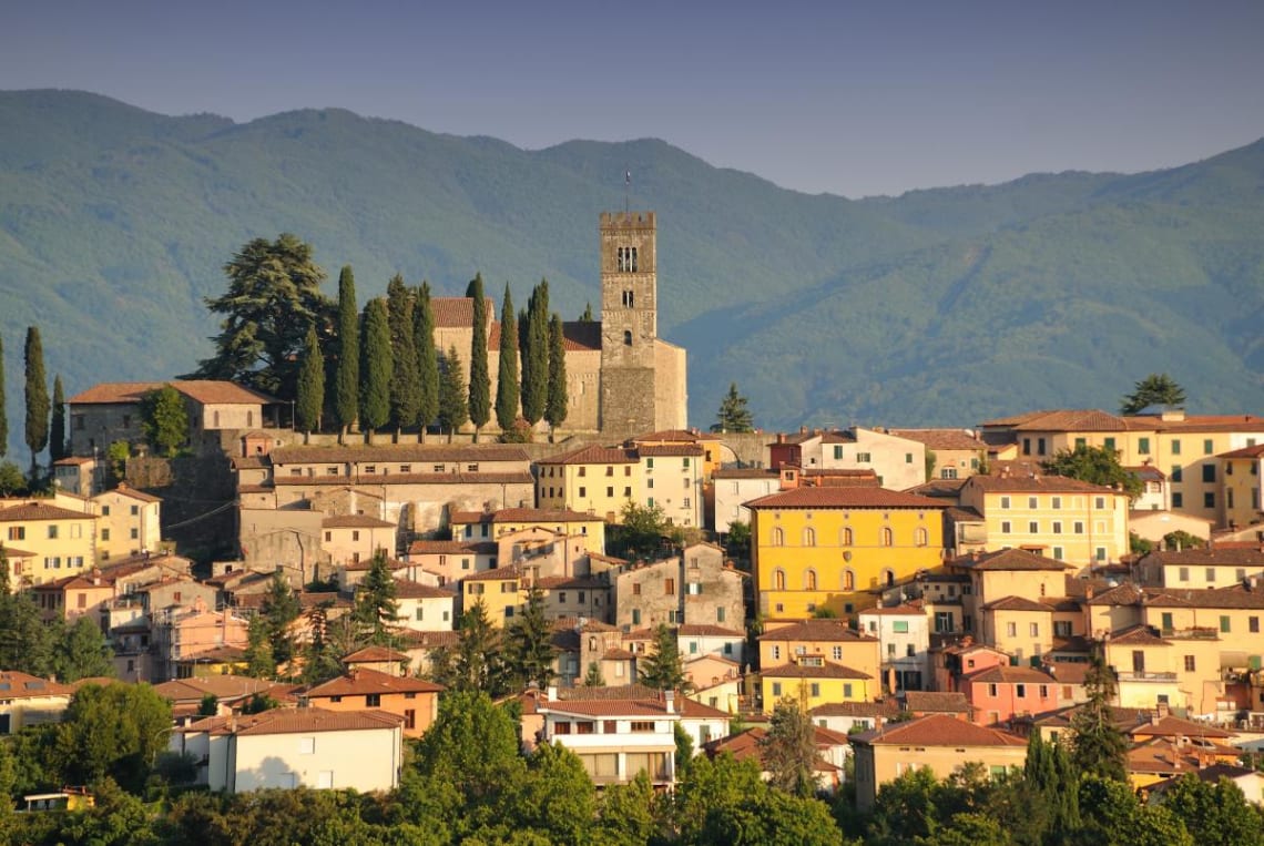 Mejores destinos para viajar solo y barato - Worldpackers - vista de Barga Italia 
