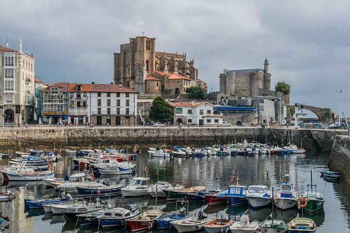 Qué ver en el norte de España: más de 15 lugares sorprendentes - Worldpackers - claustro en cantabria
