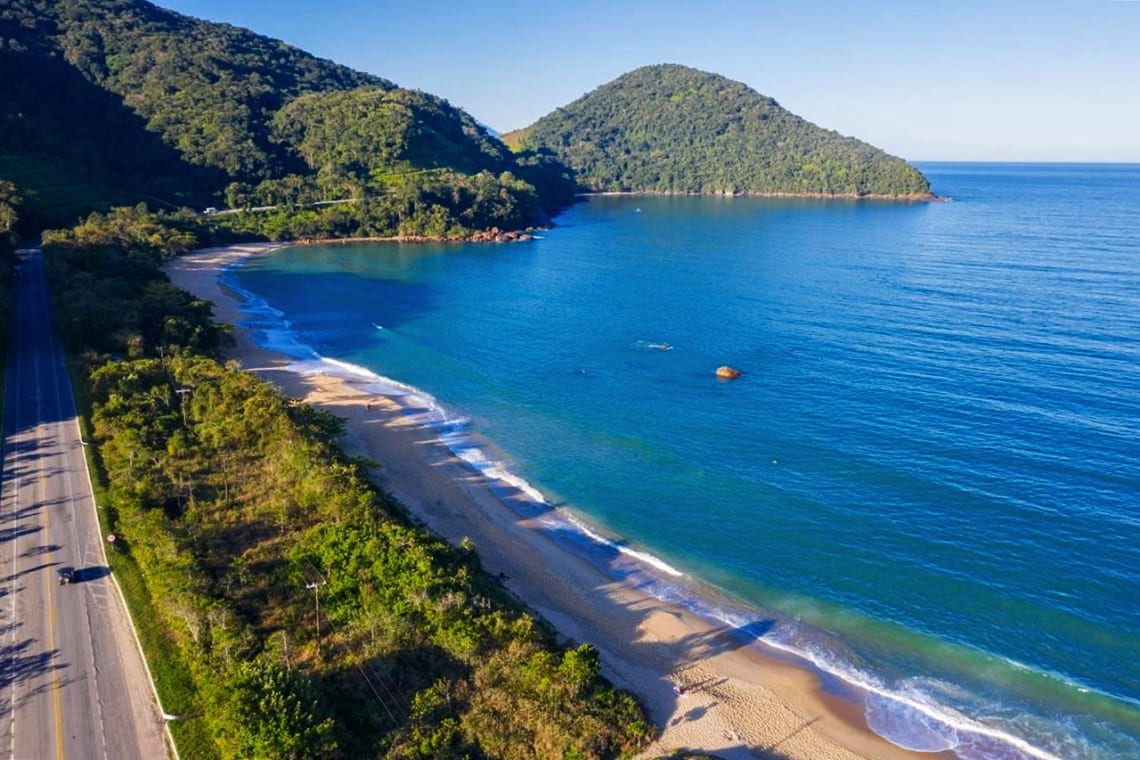 Vista aérea de una playa de Ubatuba al costado de la ruta