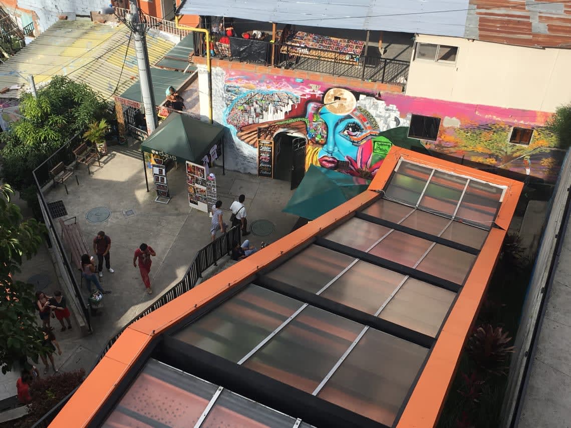 Lo Que Debes Saber Antes De Visitar La Comuna 13 En Medellín