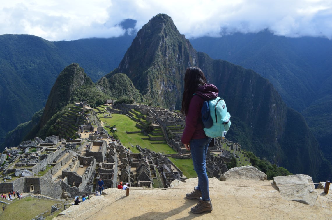 Ruta mochilera para visitar Perú: qué hacer y recomendaciones - Worldpackers - mujer en Machu Picchu