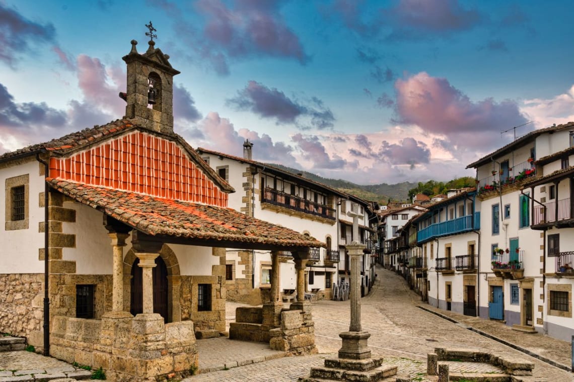 Callecita de Candelario con casas tradicionales e iglesia de piedra