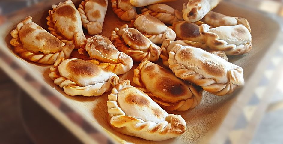 Los 5 destinos más baratos en Sudamérica para viajar con menos de $5 por día - Worldpackers -  empanadas salteñas en norte de argentina