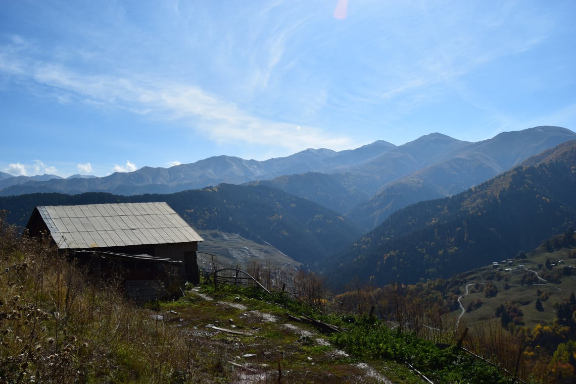 Qué debes saber antes de viajar a Georgia - Worldpackers -&nbsp;Poblado de Khakhabo en la región histórica de Tusheti