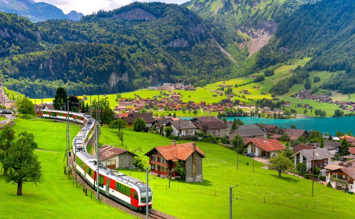 Tren recorriendo los valles de Suiza, uno de los países más seguros del mundo