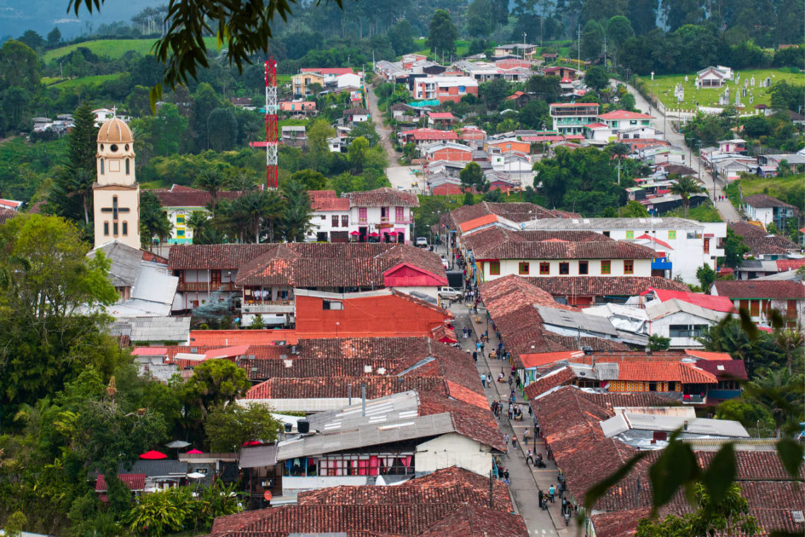 Vista desde lo alto de calle principal de Salento