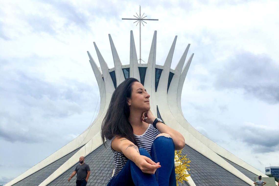 Mulher posando em frente à Catedral de Brasília