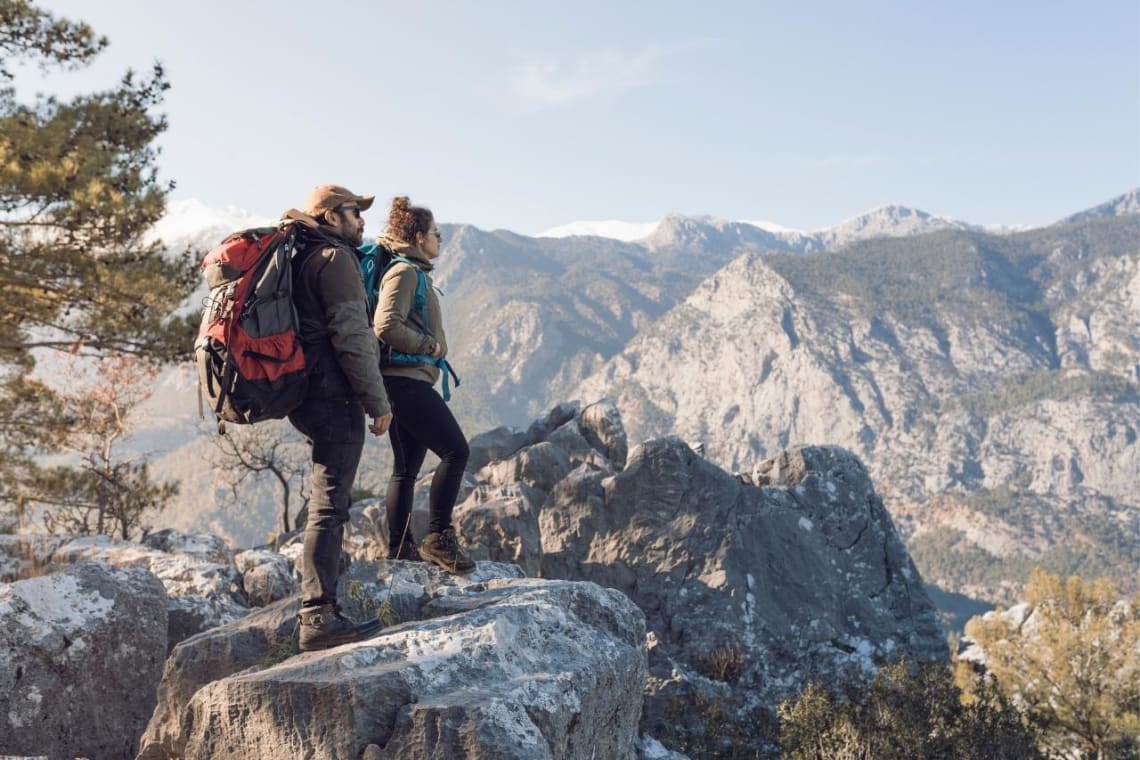 Casal fazendo uma caminhada na montanha