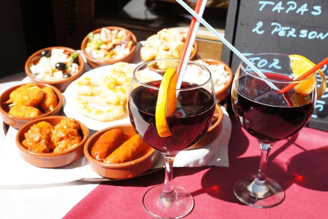 Turismo gastronómico en España: mesa con tapas y vasos de sangría