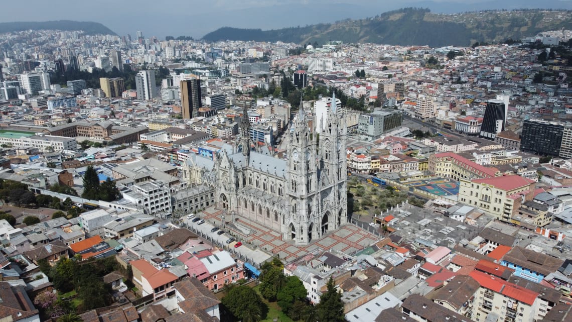 Basílica do Voto Nacional em Quito, Equador 