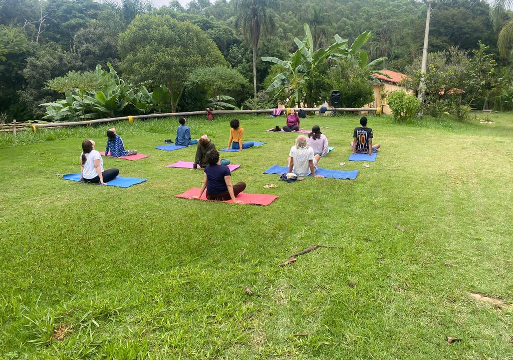 um voluntariado é uma ótima forma de começar a fazer yoga