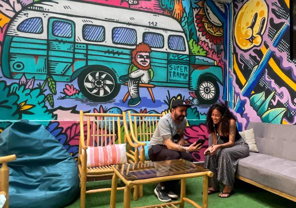two Worldpackers volunteers in a hostel's common area