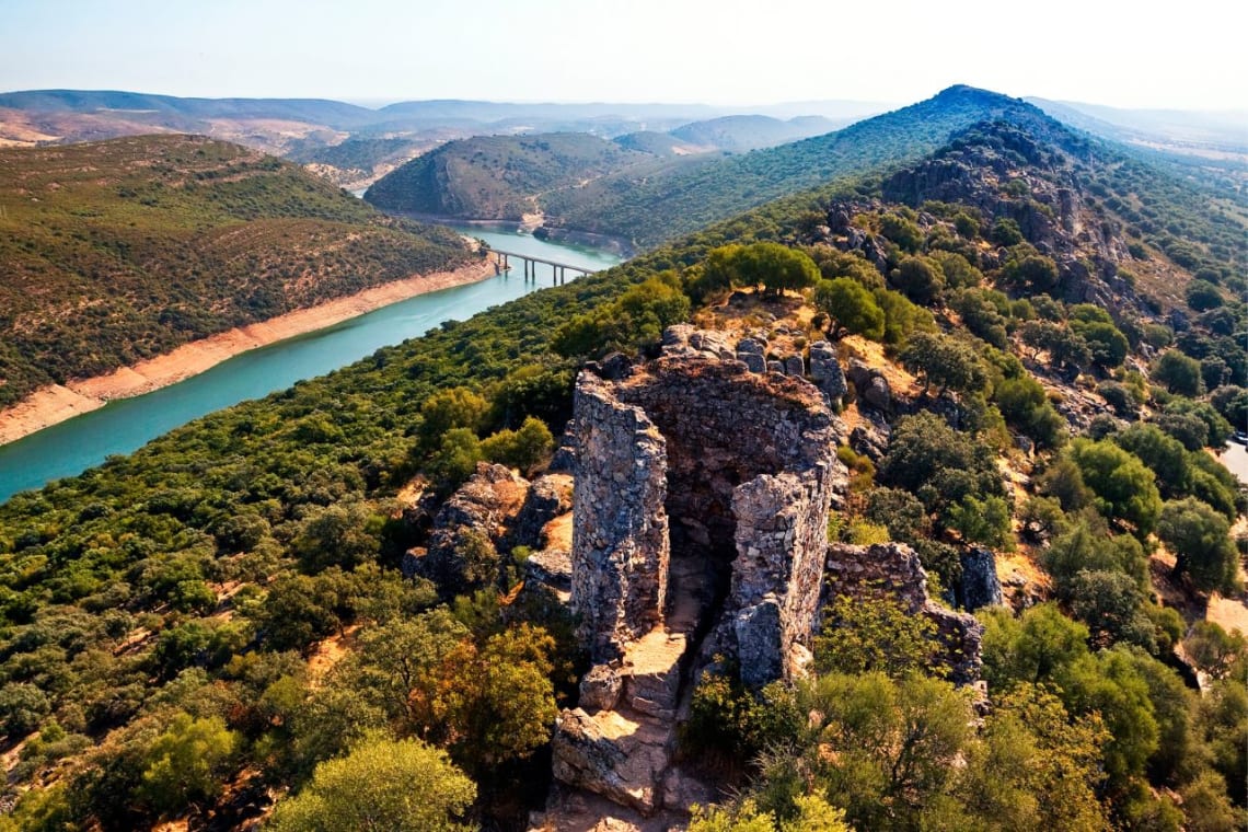 Qué ver en Extremadura: Castillo de Monfragüe en lo alto de una colina