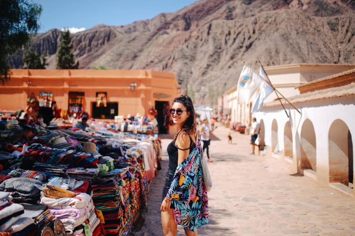 Chica viajando sola por Argentina en pueblo de la Quebrada de Humahuaca