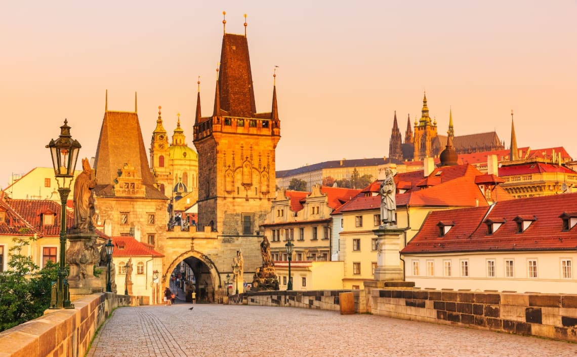 Castillo y casas tradicionales con techos de tejas en República Checa