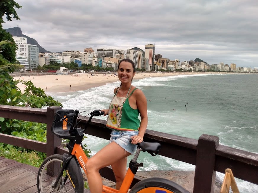 Hospedagem no Rio de Janeiro: viajante na orla da praia