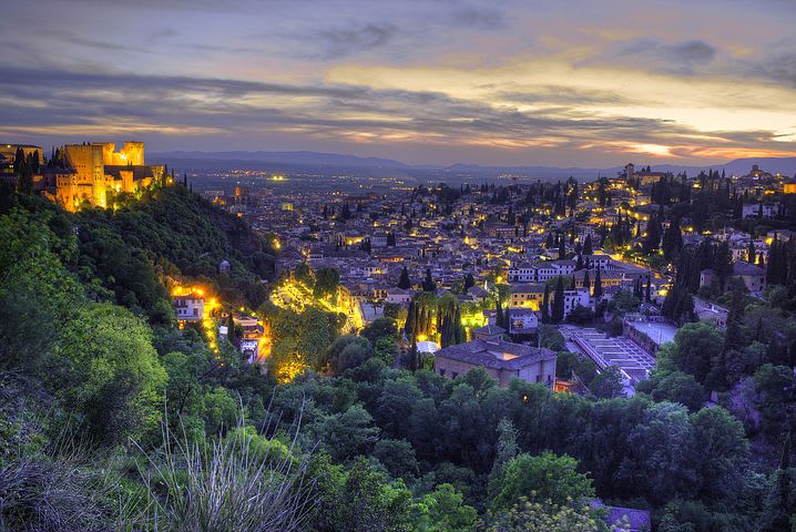 Guía para visitar Granada: todo lo que debes saber - Worldpackers - Granada vista desde un mirador al atardecer 