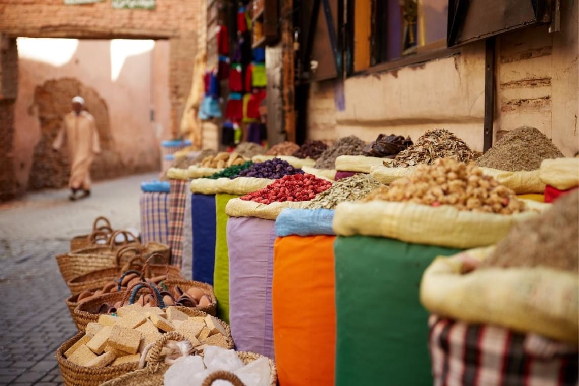 Sacos con especias en las calles de la medina de Marrakech, Marruecos