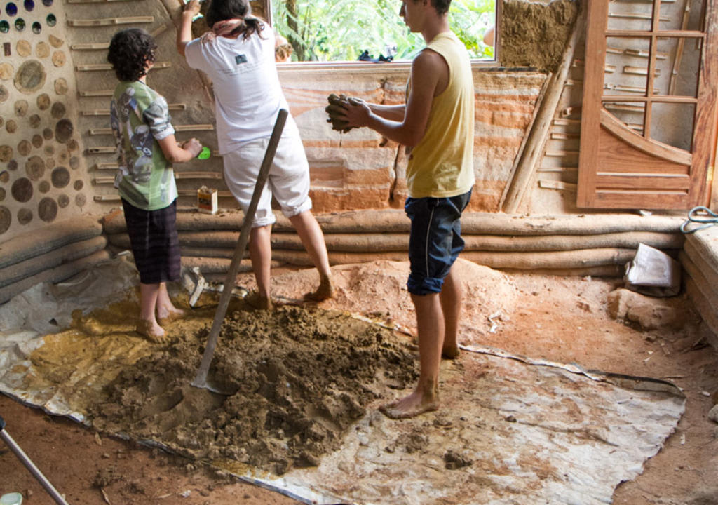 voluntários construindo uma casa