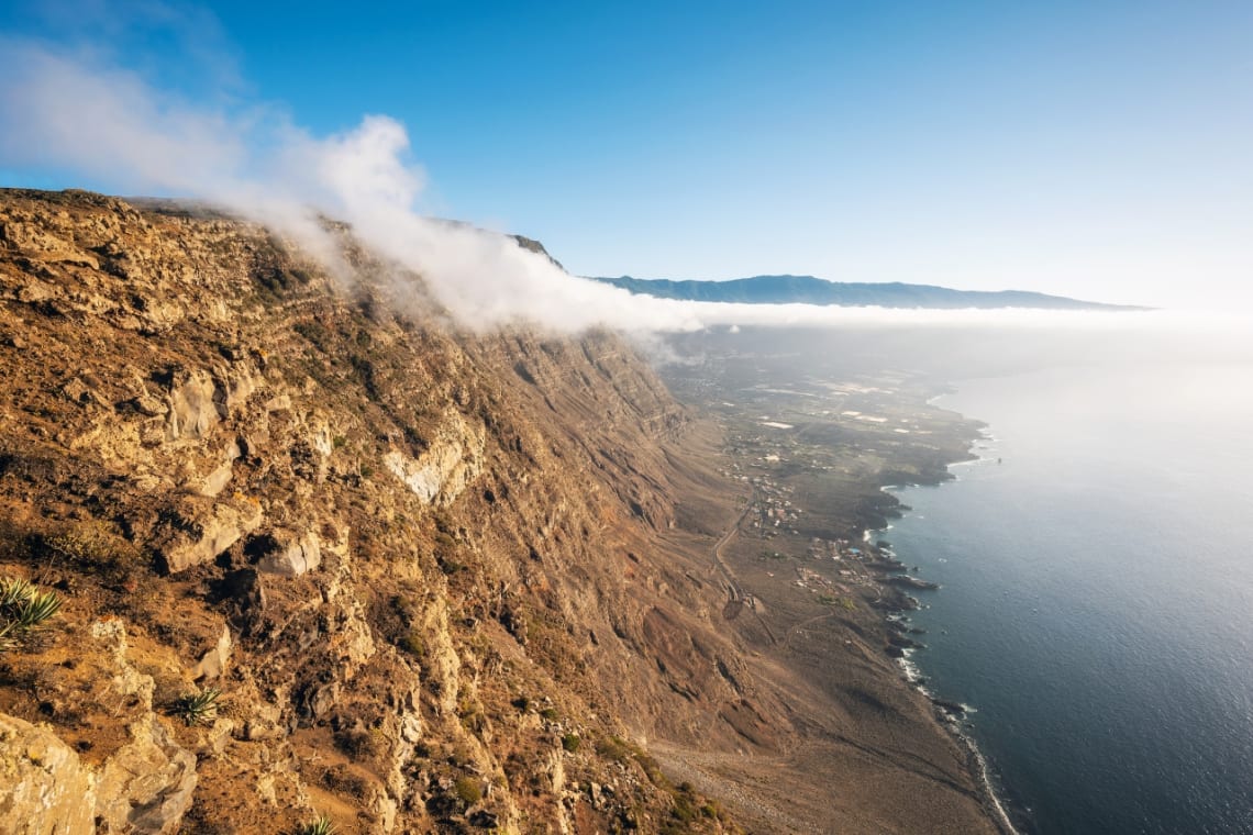 Vista desde un mirador de acantilado al mar en El Hierro