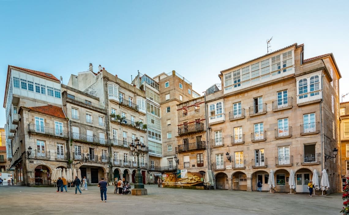 Plaza de la Constitución rodeada de edificios antiguos en Vigo