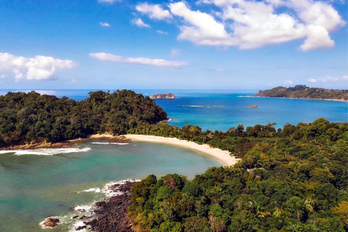 Playa de Manuel Antonio, uno de los lugares de ecoturismo en Costa Rica más populares