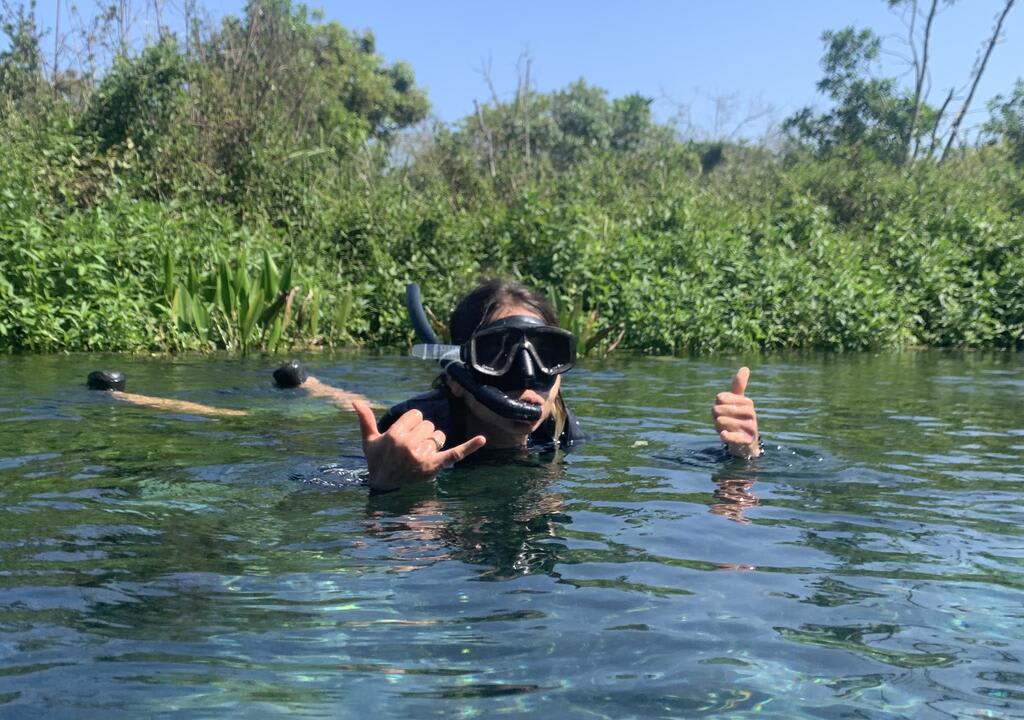 jovem posa para foto com snorkel