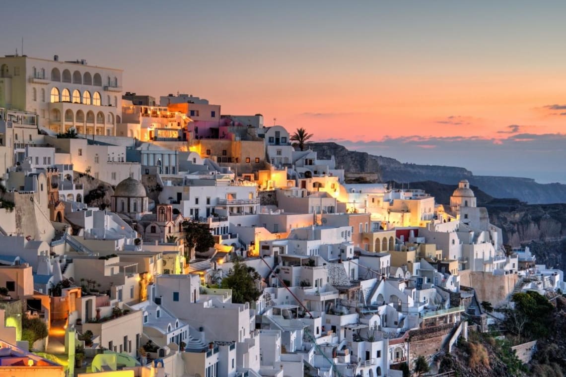 Casas blancas en la colina de Fira, pueblo principal de Santorini