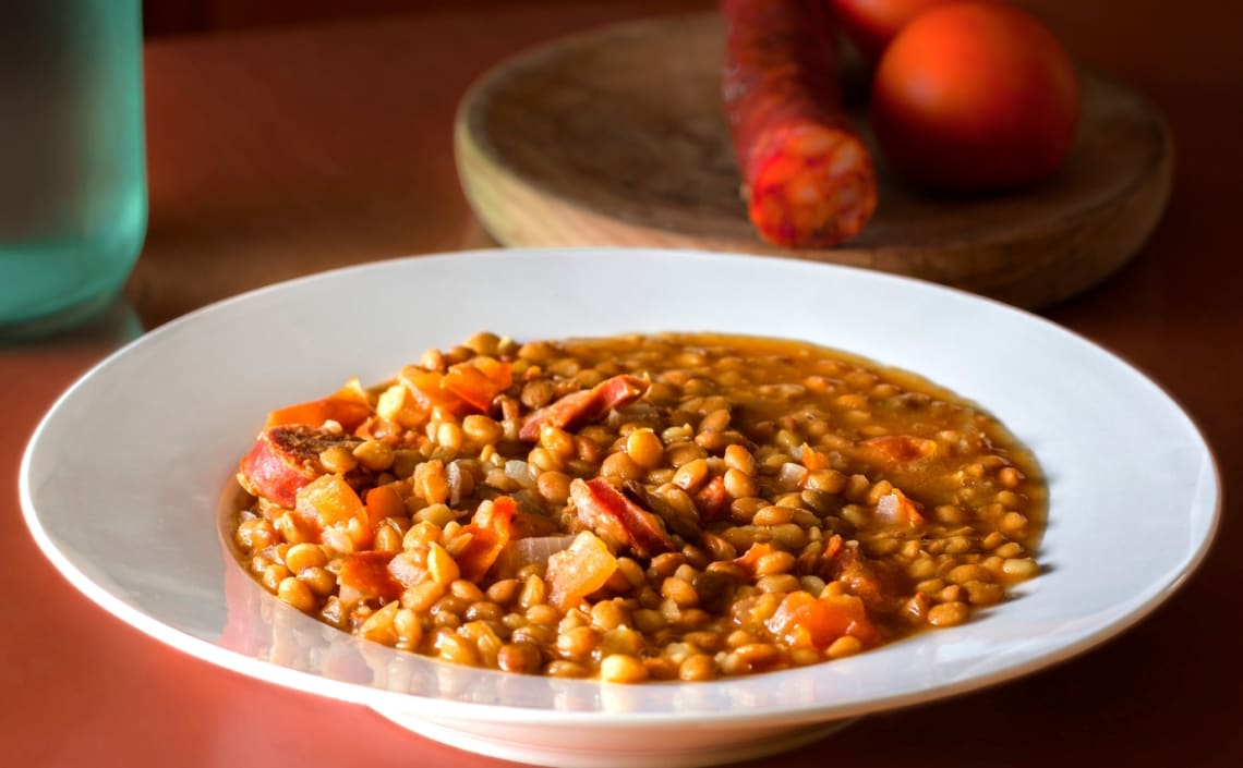 Plato de guiso de lentejas, típica comida argentina