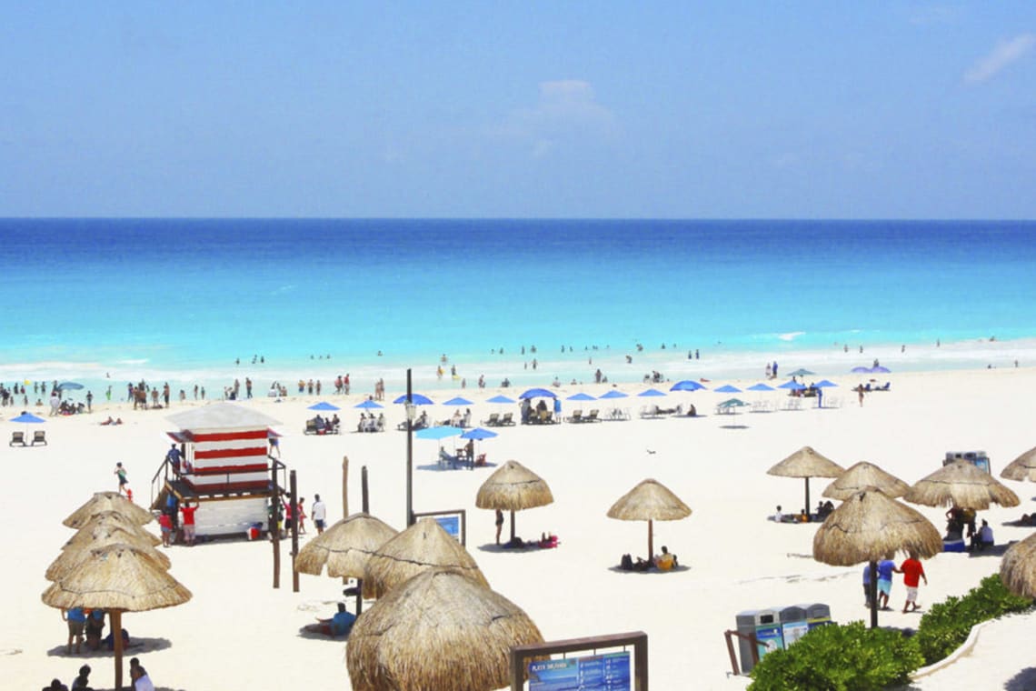 12 lugares que ver en Cancún y Riviera maya (sin necesidad de tener un auto) - Worldpackers - playa delfines, mexico 