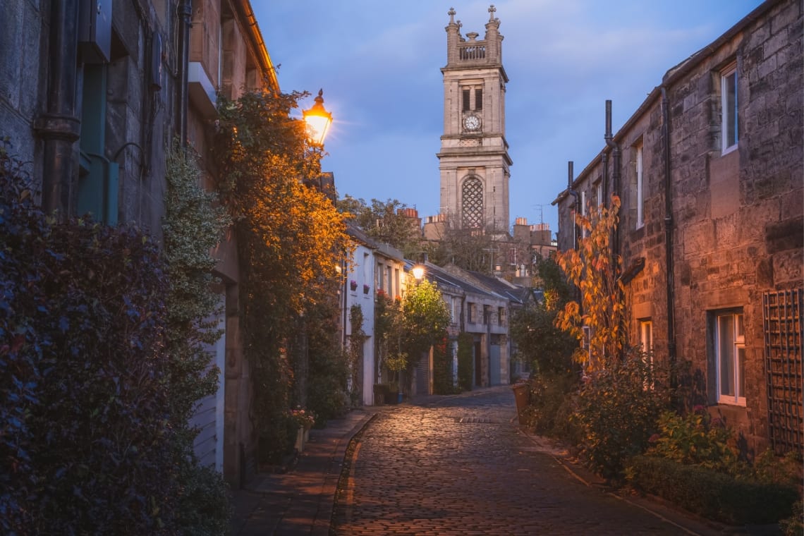 Tranquila calle empedrada de Edimburgo por la noche