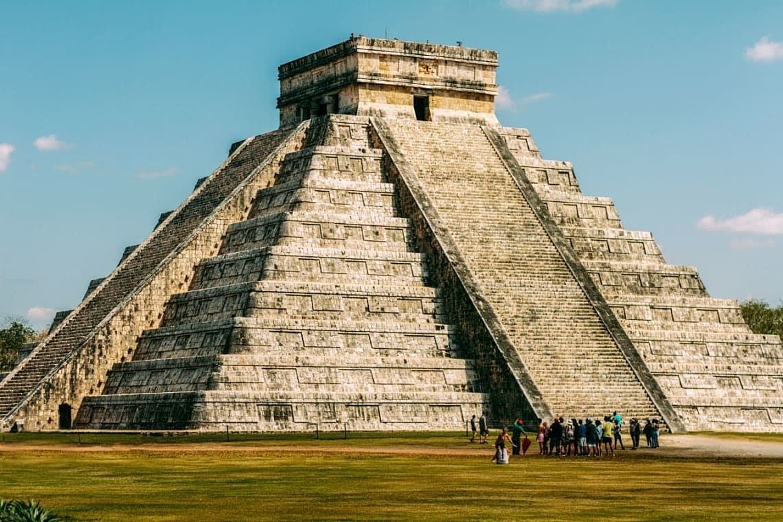 Turistas frente a la Pirámide de Chichén Itzá en México
