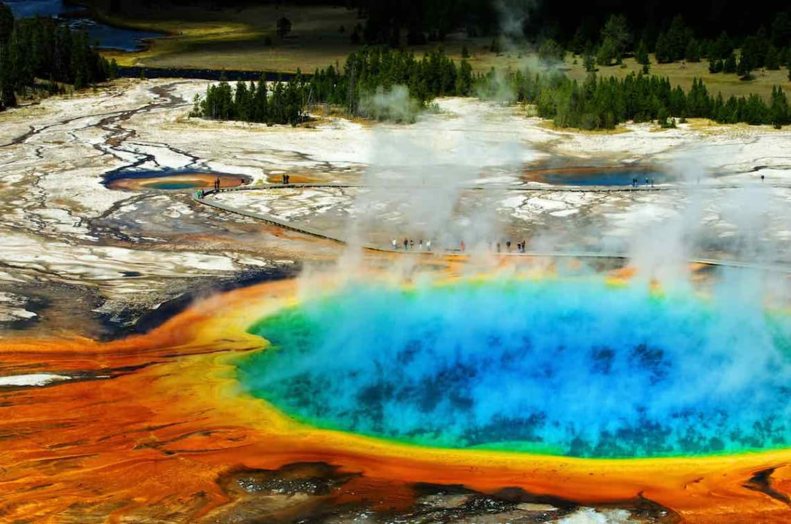 Aguas termales multicolor en el Parque Nacional Yellowstone, Estados Unidos