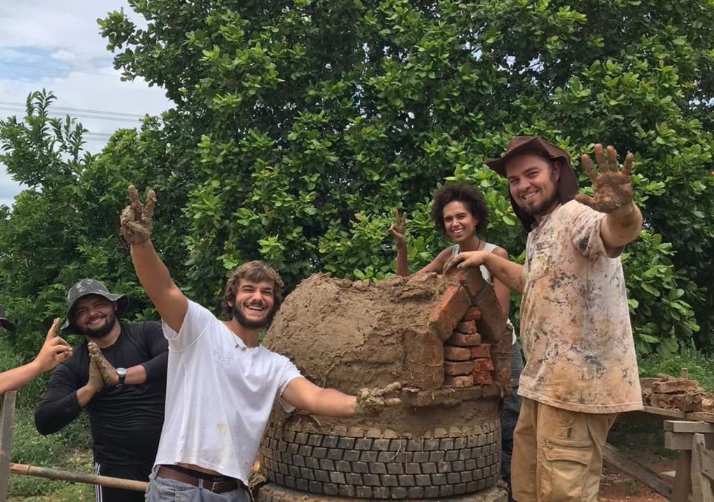 Voluntarios construyendo un horno de barro ecológico