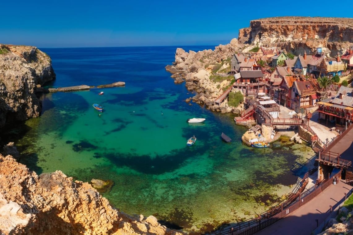 Pequeño poblado en una cala de Malta