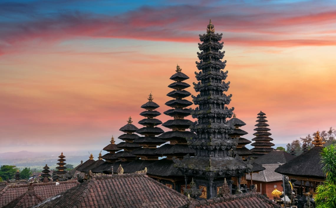 Qué ver en Indonesia: templo balinés al atardecer