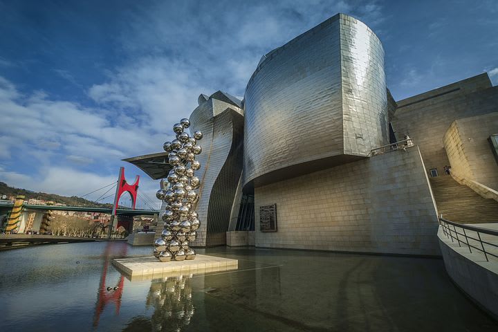 Qué ver y hacer en Bilbao: 15 cosas que no te puedes perder - Worldpackers - Museo Guggenheim fachada alumbrada