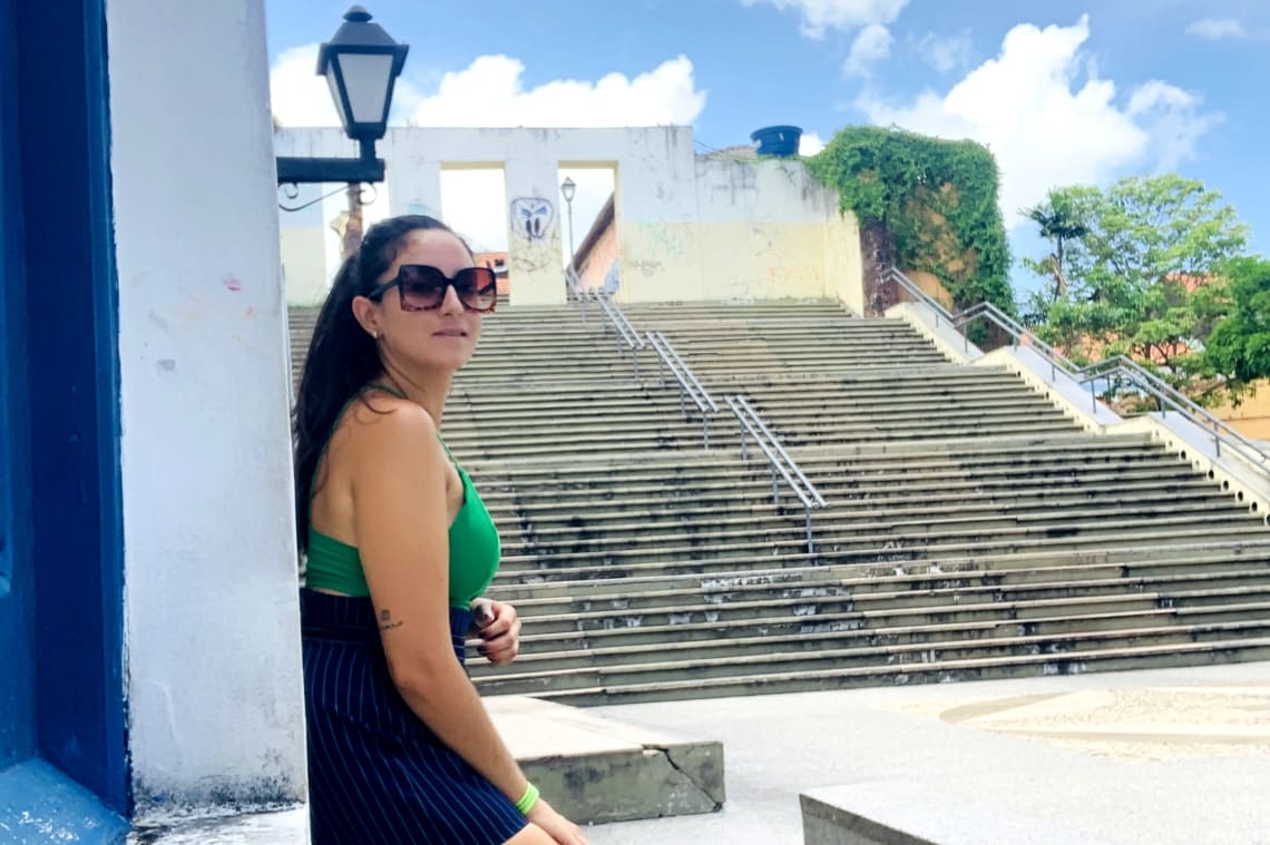 Mulher posando em frente a escadaria de São Luís, Maranhão