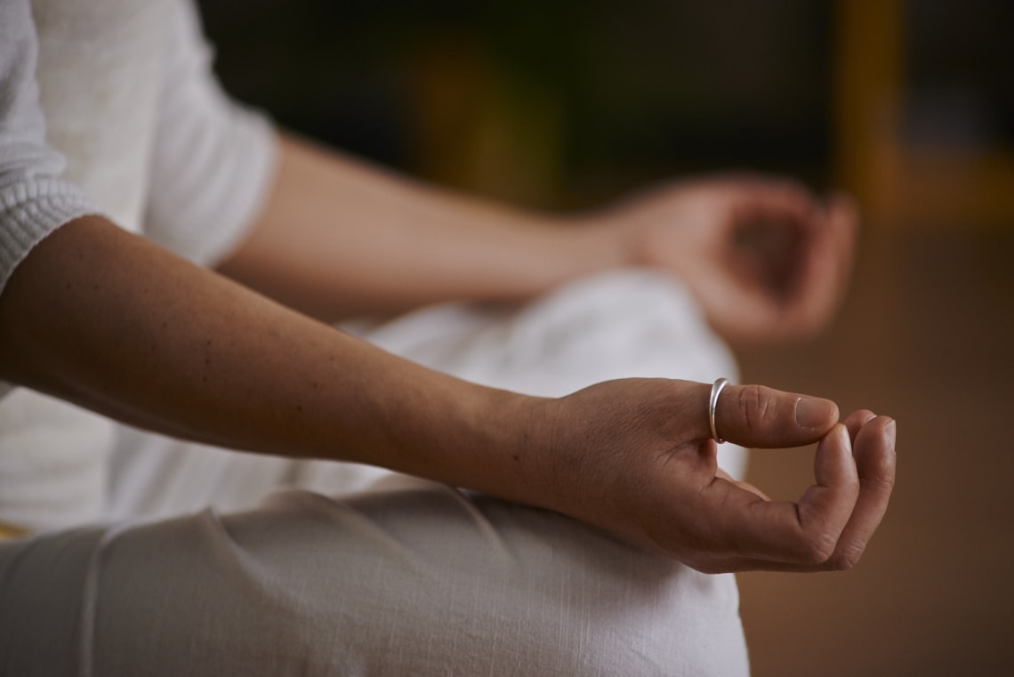 mãos em posição de meditação